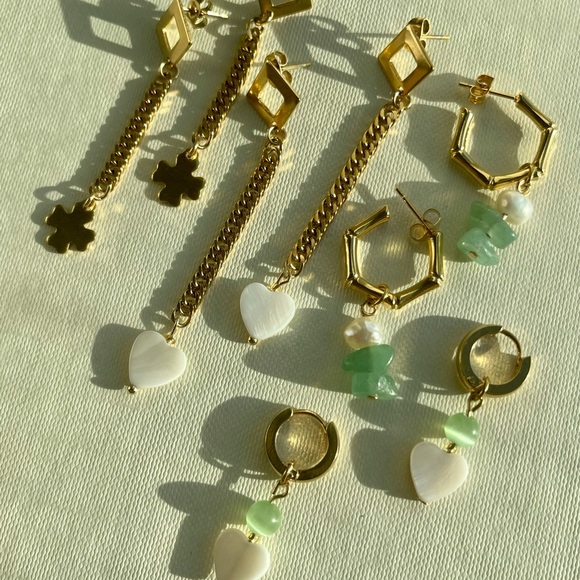 Sage green natural stone & fresh water pearl stainless steel gold hoop earrings - Picture 4 of 4